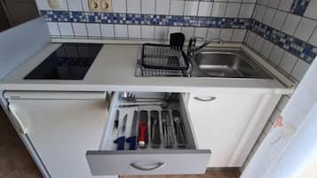 公寓 (One Bedroom Apartment with Balcony) | 私人廚房 | 雪櫃、餐桌