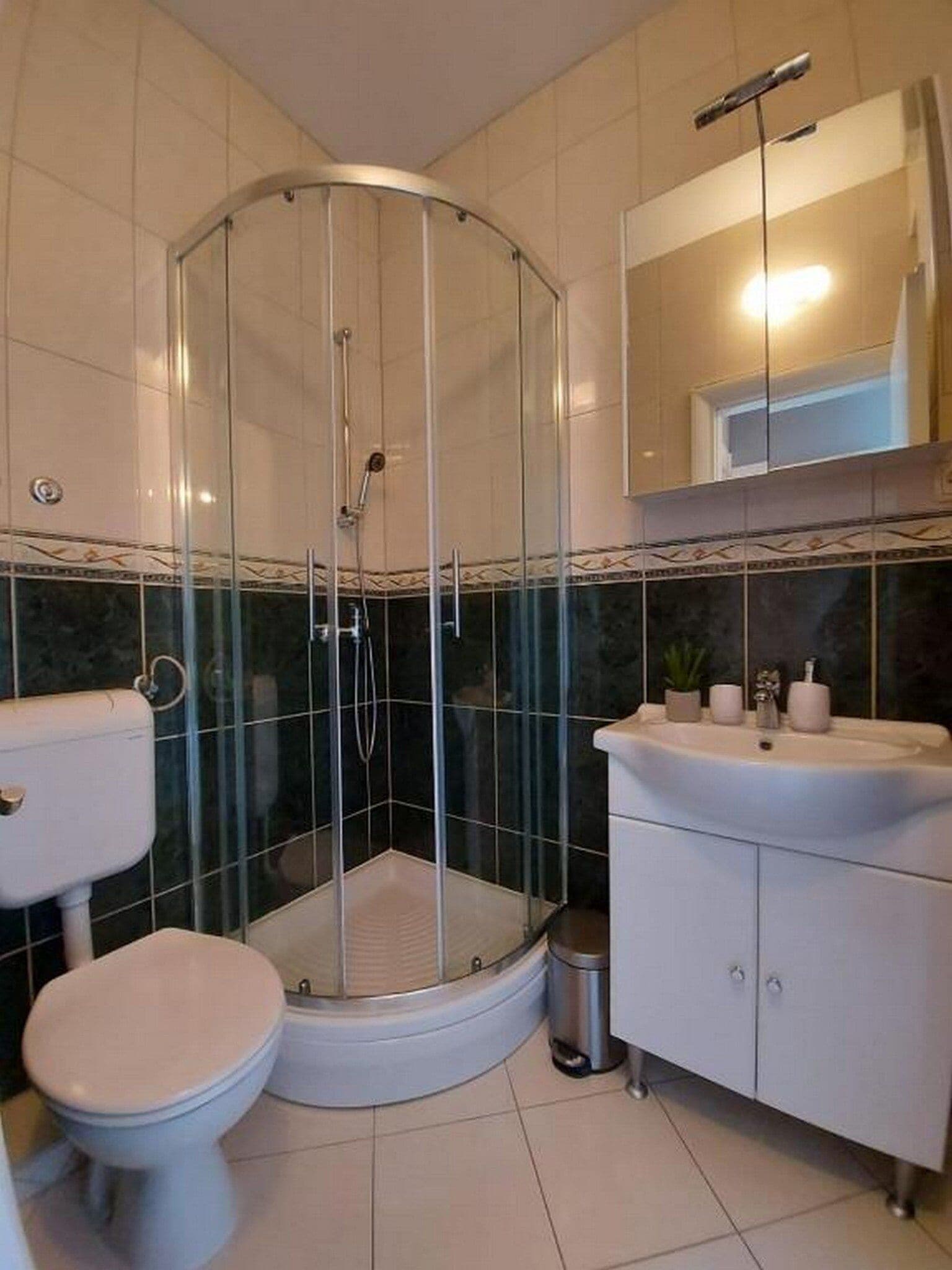 Apartment (One Bedroom Apartment with Balcony) | Badezimmer | Dusche, Handtücher