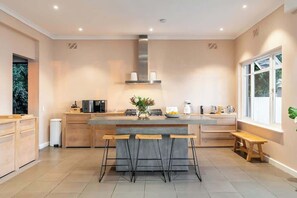 Fridge, microwave, oven, stovetop - Splendido - Beautiful Villa with magnificent pool (Cape Town)