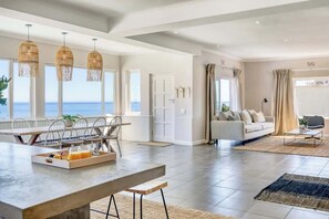 Dining - Splendido - Beautiful Villa with magnificent pool (Cape Town)