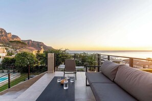 Outdoor dining - Splendido - Beautiful Villa with magnificent pool (Cape Town)