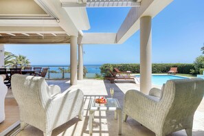 Outdoor dining - Camps Bay Sunsets - Villa with pool & views (Cape Town)