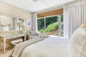 4 bedrooms, desk, iron/ironing board, WiFi - Camps Bay Sunsets - Villa with pool & views (Cape Town)