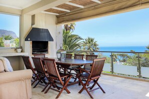 Outdoor dining - Camps Bay Sunsets - Villa with pool & views (Cape Town)