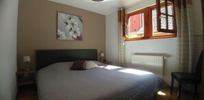 1 bedroom, travel crib, WiFi, bed sheets - Gite Le Bretzel in the heart of the historic center (Eguisheim)