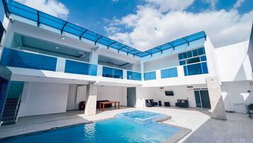 Alberca techada y alberca al aire libre