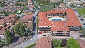 A large building with a central courtyard and a swimming pool. - Appartamento Magenta (Moniga del Garda)