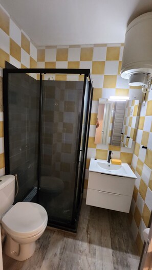 Douche, serviettes fournies