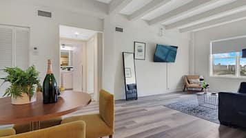 Classic-Apartment | Wohnbereich | 32-Zoll-LCD-Fernseher mit Digitalempfang