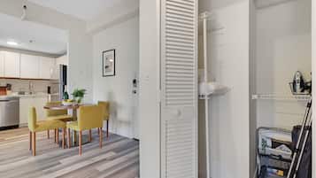 Classic-Apartment | Essbereich im Zimmer