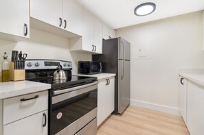 Apartamento básico | Cozinha privada | Geladeira, fogão, cooktop, lava-louças