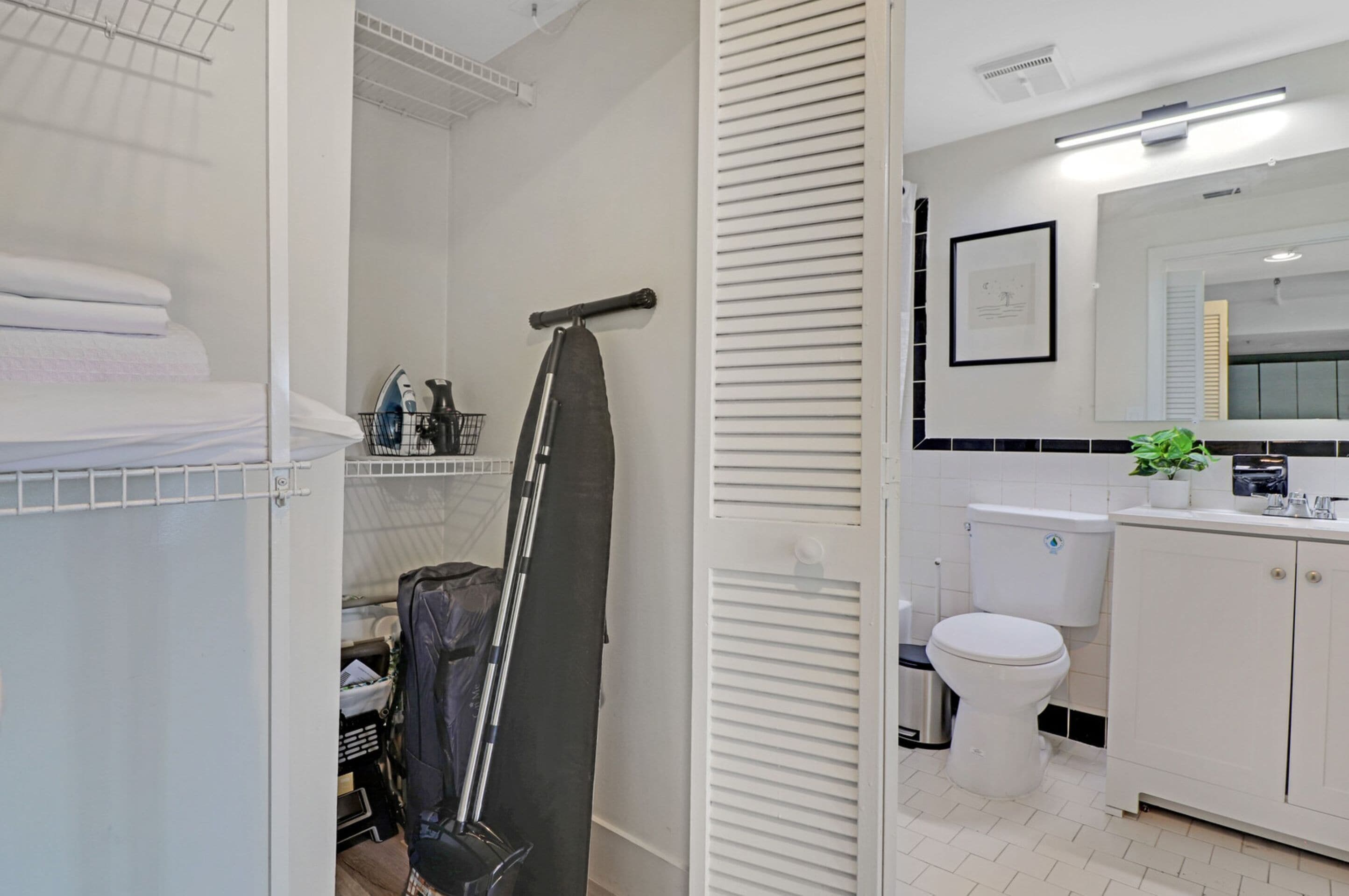 Ein Badezimmer mit Toilette, Waschbecken und Duschbereich.