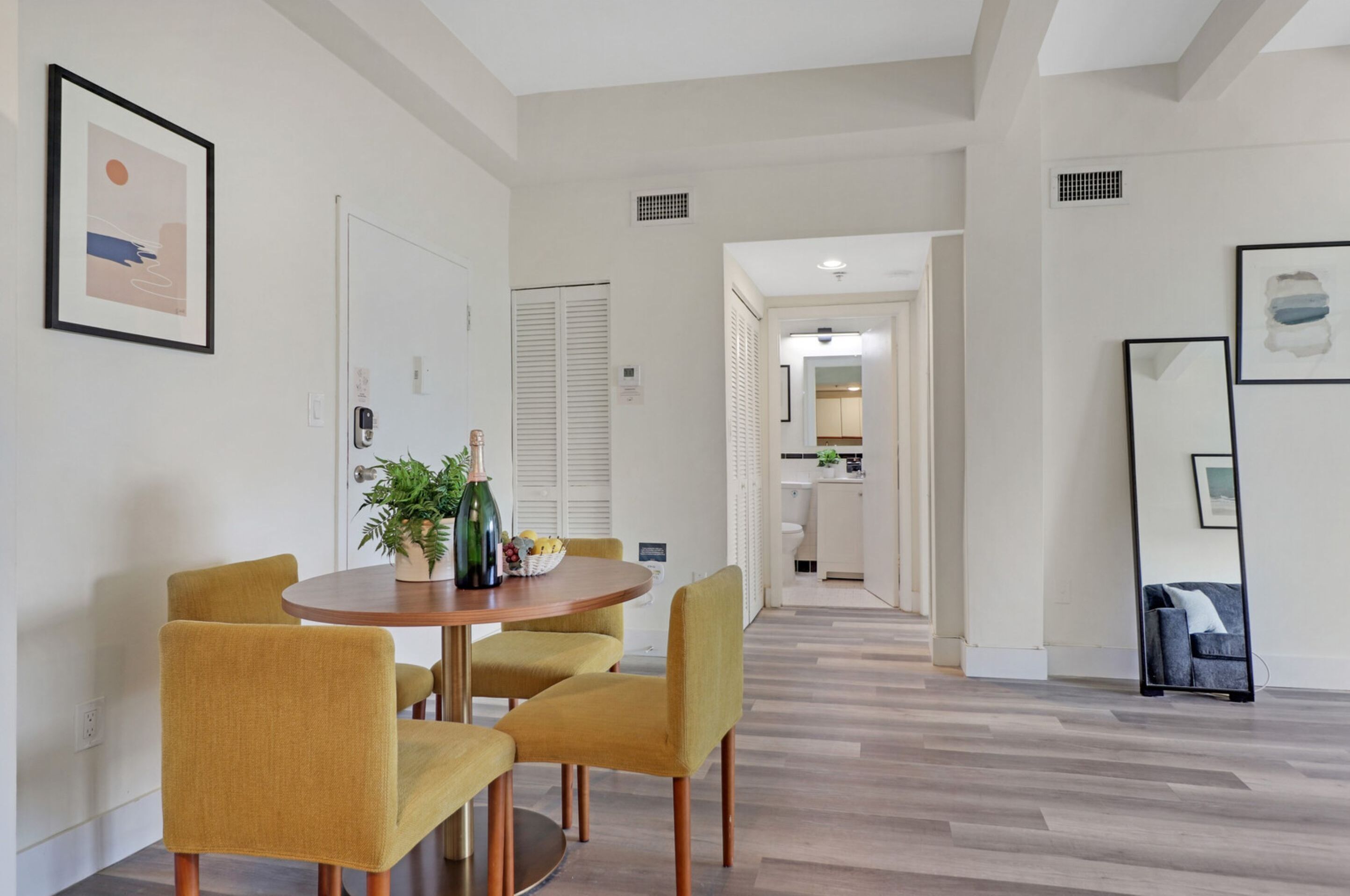 Classic-Apartment | Essbereich im Zimmer