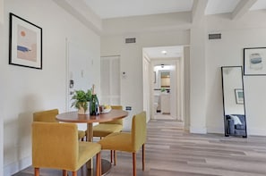 1 Bedroom | In-room dining - Roami at The Alamac (Miami Beach)