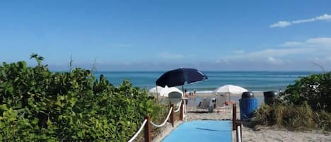 PĂ„ stranden och solstolar