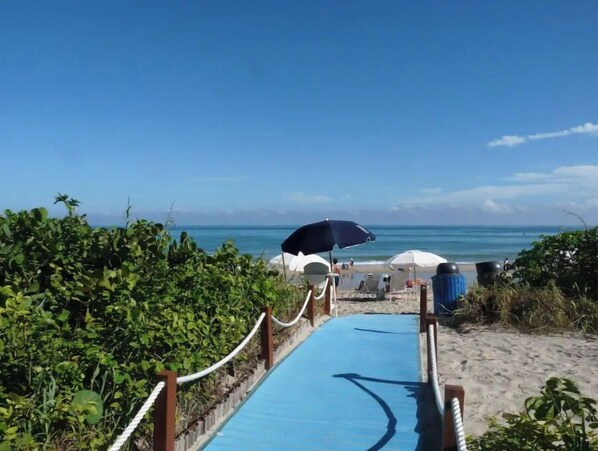 Na praia, espreguiçadeiras 