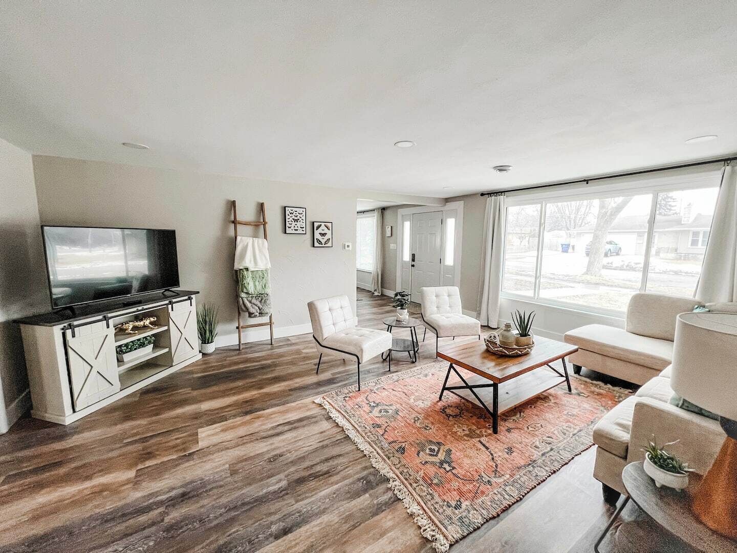 Televisión y oficina 