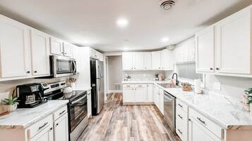 Frigorífic, microones, forn i placa de cuina