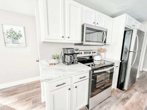 Refrigerador, microondas, horno, placa de cocina