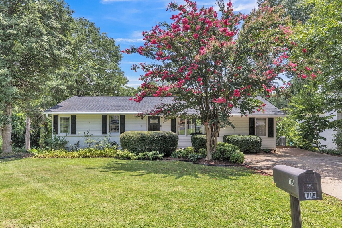 1/2 acre, 2 master bedrooms, newly renovated
2 miles from downtown, very private