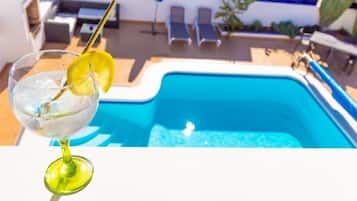 Een buitenzwembad en een verwarmd zwembad