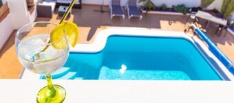 Fabulous Detached Luxury Villa! Beach 5 min, h/pool,Sky TV, BBQ,Private terrace