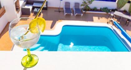 Fabulous Detached Luxury Villa! Beach 5 min, h/pool,Sky TV, BBQ,Private terrace