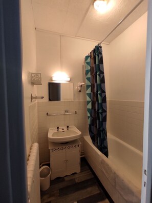 Hair dryer, toilet paper - Lilas, Orcival, Entre Lacs, Volcans d'Auvergne and Sancy. Rando et Détente. (ORCIVAL)