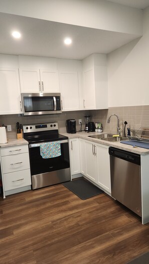 ثلاجة، ميكروويف، فرن، موقد طهي مسطح