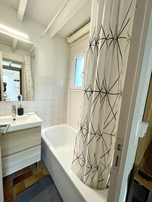 Baignoire, sèche-cheveux