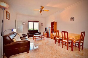 Living area - Sunrise view family ,swimming pool with close to beach ! (Olhos de Água)