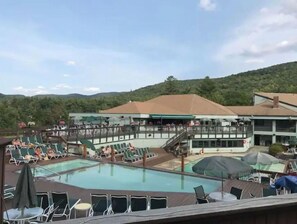 Innendørsbasseng og utendørsbasseng