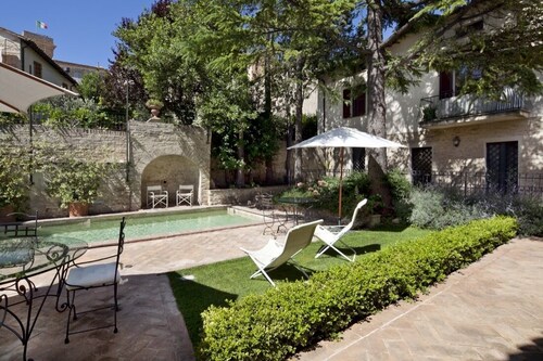 Perugino vacation apartment with garden and pool