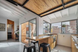 Kühlschrank, Mikrowelle, Ofen, Wasserkocher mit Kaffee-/Teezubehör