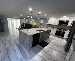 ثلاجة، ميكروويف، فرن، موقد طهي مسطح