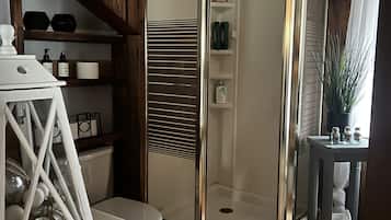 Douche, baignoire Ă jets, sĂšche-cheveux, serviettes fournies