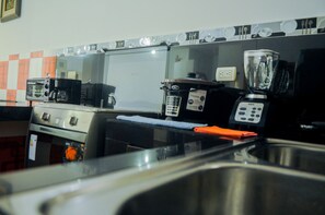 Réfrigérateur, un four, surface de cuisson, lave-vaisselle