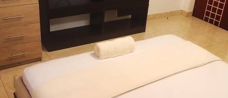 3 bedrooms, desk, free WiFi, bed sheets