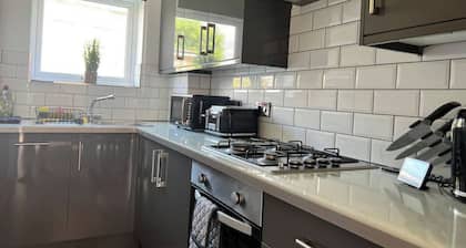 Central 4-bed House - Parking, Patio, Garden, Wifi