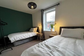 3 bedrooms, iron/ironing board, free WiFi, bed sheets - Central 4-bed House - Parking, Patio, Garden, Wifi (Lincoln)