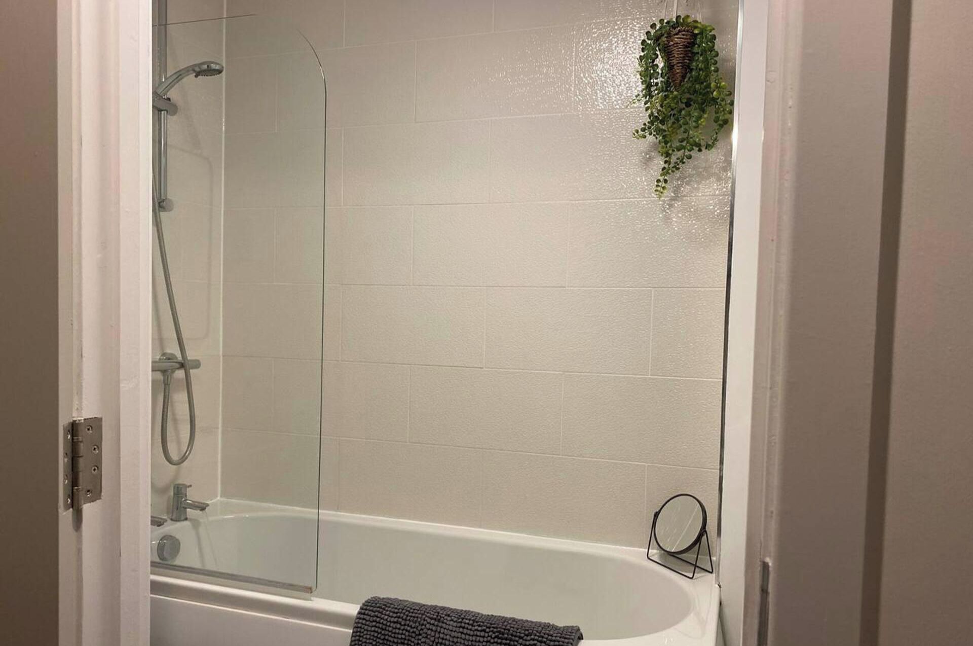 Kombinasi shower/bathtub, bathtub besar, pengering rambut, dan handuk