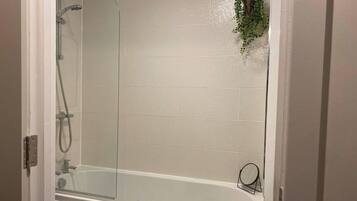 Kombinasi shower/bathtub, bathtub besar, pengering rambut, dan handuk