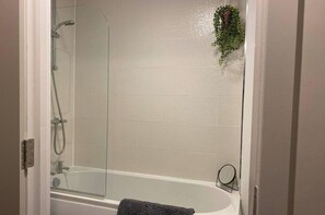 Combined shower/tub, deep soaking tub, hair dryer, towels - Central 4-bed House - Parking, Patio, Garden, Wifi (Lincoln)