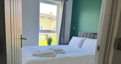 Central 4-bed House - Parking, Patio, Garden, Wifi