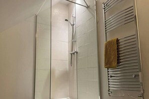 Bañera con ducha, bañera profunda, secador de pelo, toallas