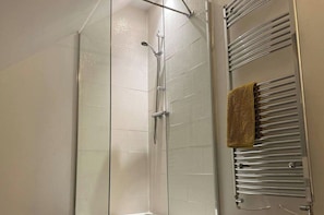 Bañera con ducha, bañera profunda, secador de pelo, toallas