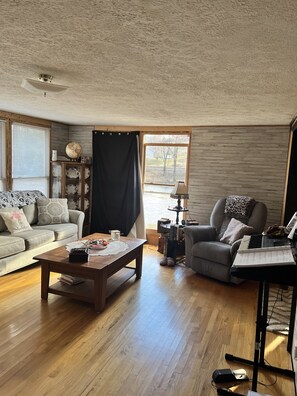 Smart TV, lettore DVD, libri, biblioteca musicale