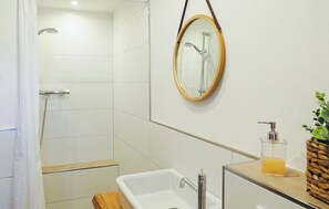 Shower, toilet paper - Vacation cottage Ferber (Wiesbaum)