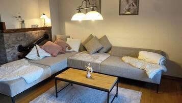 Fernseher, Kamin, Tischfußball, Tischtennisplatte