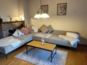 Fernseher, Kamin, Tischfußball, Tischtennisplatte